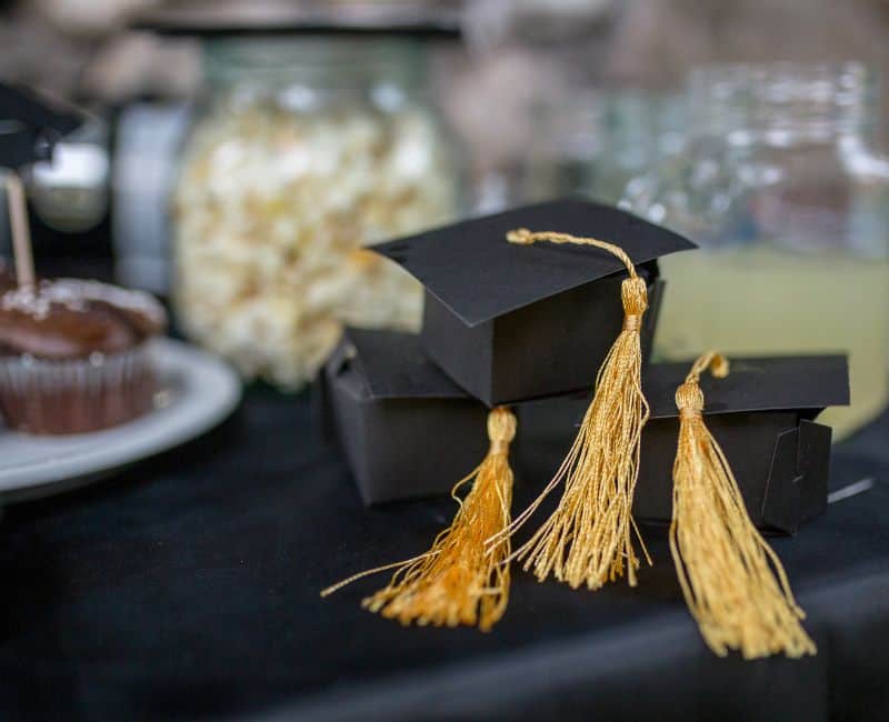 unique college graduation party themes